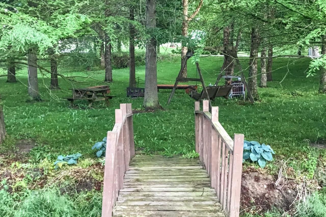 Honey House Cabin - A Quiet Countryside Retreat! Nappanee Esterno foto