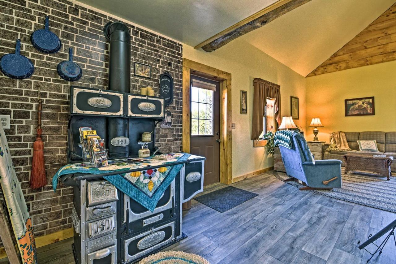 Honey House Cabin - A Quiet Countryside Retreat! Nappanee Esterno foto