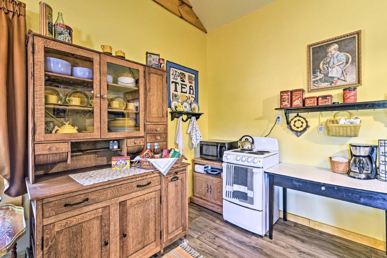 Honey House Cabin - A Quiet Countryside Retreat! Nappanee Esterno foto