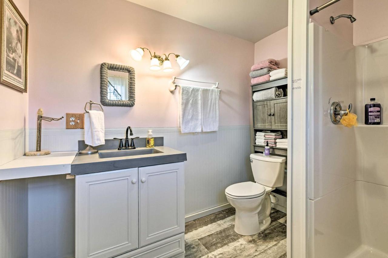 Honey House Cabin - A Quiet Countryside Retreat! Nappanee Esterno foto