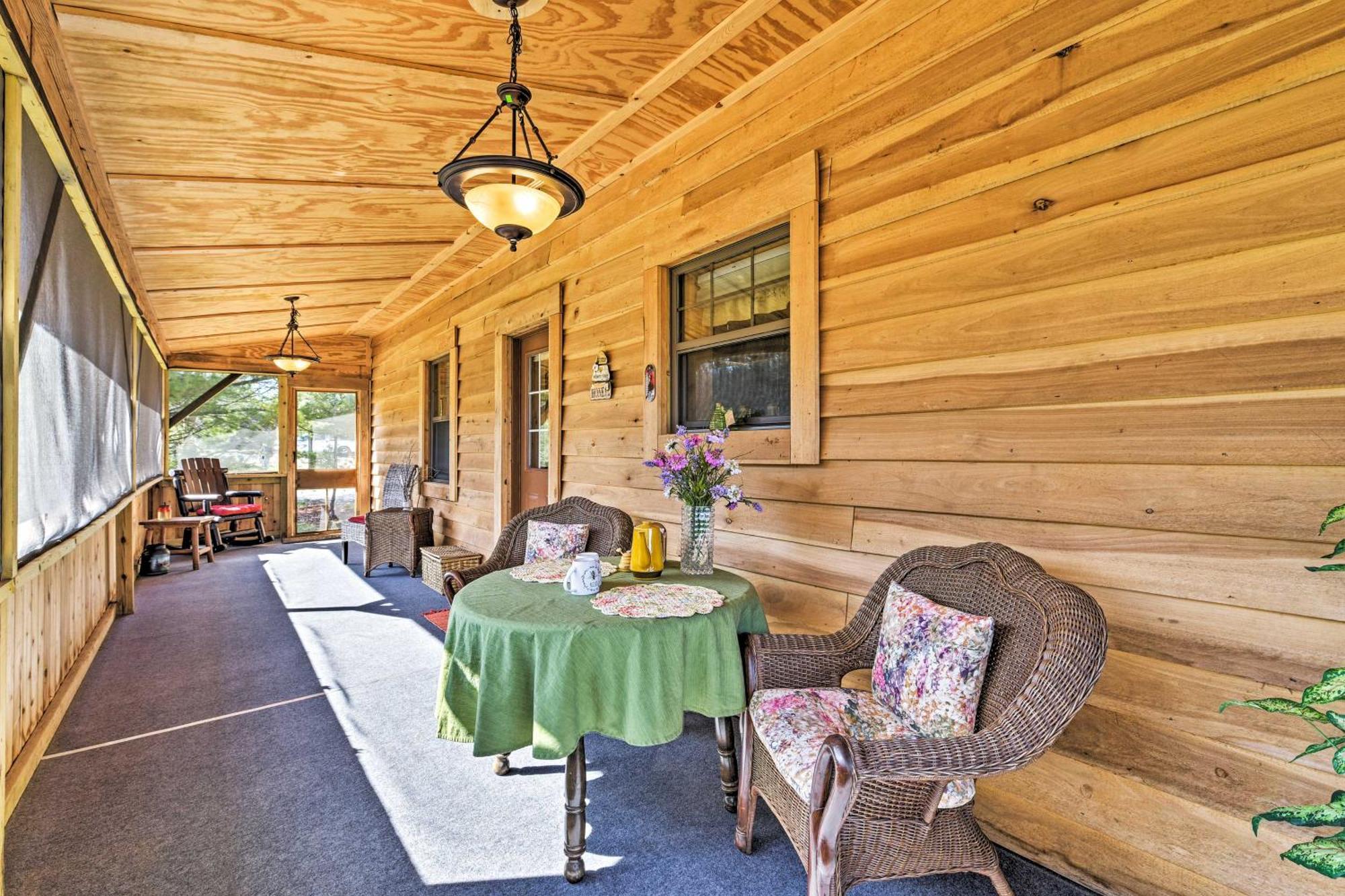 Honey House Cabin - A Quiet Countryside Retreat! Nappanee Esterno foto